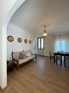 a living room with a couch and a table at Agriturismo Nonno Dante - Casa Leccino in Castiglion Fibocchi