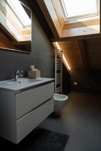 La salle de bains est pourvue d'un lavabo, de toilettes et d'une lucarne. dans l'établissement Affittacamere Bar Leo, à Pregnana Milanese