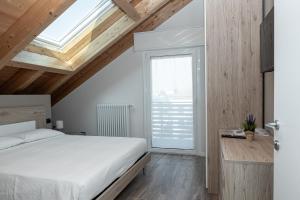 - une chambre avec un lit blanc et une fenêtre dans l'établissement Affittacamere Bar Leo, à Pregnana Milanese