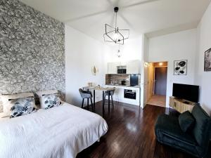 1 dormitorio con 1 cama y comedor en Octave par Madame Conciergerie, en Bruz