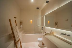 La salle de bains est pourvue d'une baignoire, de toilettes et d'un lavabo. dans l'établissement Nãmas Tulum, à Tulum