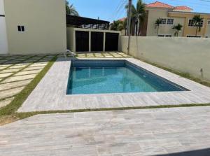 a swimming pool in the backyard of a house at Lujoso jacuzzi privado mi cell 347-864 -3082 in San Francisco de Macorís