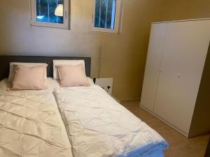 ein Bett mit zwei Kissen auf einem Zimmer in der Unterkunft Einliegerwohnung am Wald in Forbach