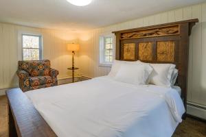 A bed or beds in a room at Mount Pine Getaway Near Green Mtn Natl Forest!