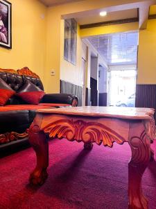 sala de estar con mesa de centro y sofá en HOSTAL SAN MARCOS POTOSÍ, en Potosí