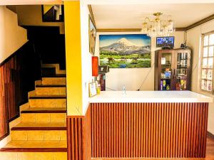 uma casa de banho com banheira num quarto com escadas em HOSTAL SAN MARCOS POTOSÍ em Potosí