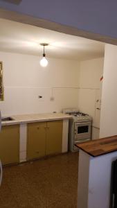 Küche/Küchenzeile in der Unterkunft El Abrojal 2 - Dpto 2 Dormitorios - A una cuadra del Patio Olmos y Buen Pastor