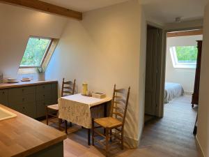eine Küche und ein Esszimmer mit einem Tisch und Stühlen in der Unterkunft Inn Het Nest in Amsterdam