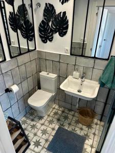 een badkamer met een toilet en een wastafel bij VillaVieja17 Studio-Apartments in Alicante