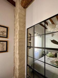Un dormitorio con una mampara de cristal y una cama. en VillaVieja17 Studio-Apartments, en Alicante