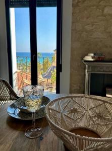 una mesa con una copa sobre una mesa con vistas al océano en VillaVieja17 Studio-Apartments, en Alicante