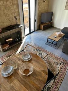 - un salon avec une table en bois et une cheminée dans l'établissement VillaVieja17 Studio-Apartments, à Alicante