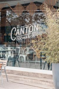 ein Fenster eines Restaurants mit Tischen und Stühlen in der Unterkunft Las Marias 21 in San Salvador de Jujuy