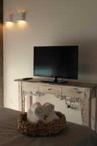 a tv sitting on top of a table with towels at Las Marias 21 in San Salvador de Jujuy