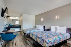 哥倫布的住宿－Motel 6 Columbus OH - OSU North，酒店客房设有两张床和一张桌子。