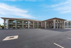 Un estacionamiento vacío frente a un edificio en Best Western Executive Inn, en Grove City