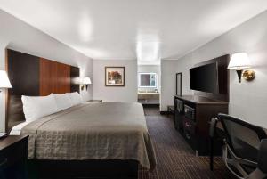 Кровать или кровати в номере Best Western Executive Inn