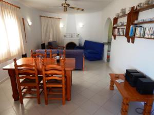 Orba的住宿－Villa Paloma，厨房以及带桌椅的起居室。