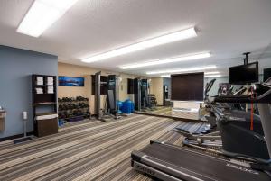 西德斯莫恩的住宿－Sonesta Simply Suites Des Moines，一个带跑步机和跑步机的健身房