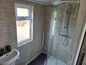 uma casa de banho com um chuveiro, um WC e um lavatório. em Bright And Homely 1 bedroom flat em Reading