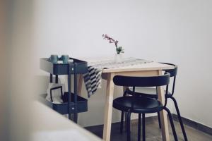 einem Tisch mit zwei Stühlen und einem Tisch mit einer Pflanze darauf in der Unterkunft Arco delle Monache in Monterotondo