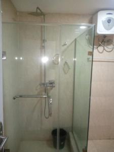 W łazience znajduje się prysznic ze szklanymi drzwiami. w obiekcie Gregory University Guest House w mieście Lagos