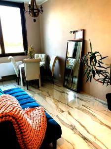 - un salon avec un miroir et une table dans l'établissement Yuri’s Home, à Turin