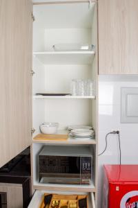 a cupboard with a microwave in a kitchen at Departamento Amoblado in Lima