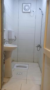 a small bathroom with a sink and a shower at سلسبيل للغرف المفروشة in Al Khobar