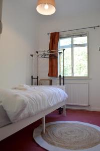 um quarto com uma cama e uma janela em Canterbury King bed house with Free Parking & Garden em Canterbury