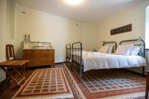 ein Schlafzimmer mit einem Bett, einer Kommode und einem Waschbecken in der Unterkunft Rustic home in heart of Stemnitsa in Stemnitsa