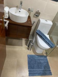 La salle de bains est pourvue de toilettes blanches et d'un lavabo. dans l'établissement Benteh Aqua View, à Banjul