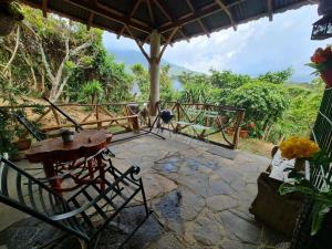 un patio con mesa, mesa y sillas en Casa de campo amplia y tranquila en Juayúa
