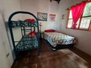 1 dormitorio con litera y escalera de litera en Casa de campo amplia y tranquila en Juayúa