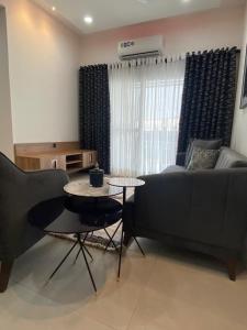 ein Wohnzimmer mit einem Sofa und einem Tisch in der Unterkunft Benteh Aqua View in Banjul