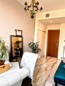 - un salon avec un canapé blanc et un miroir dans l'établissement Yuri’s Home, à Turin