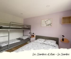 sypialnia z 2 łóżkami piętrowymi w obiekcie Les Chambres D'Aline w mieście Conches