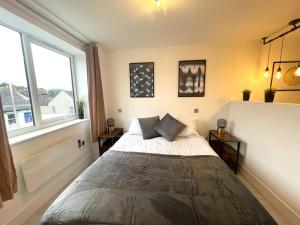 sypialnia z dużym łóżkiem i oknem w obiekcie May Disc - Long Stay - Contractors w mieście Swindon