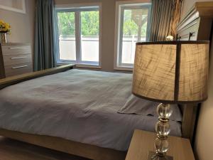 Schlafzimmer mit einem Bett und einer Lampe auf einem Tisch in der Unterkunft Jackzhang in Aurora
