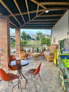 un patio con sedie, tavoli, tavolo e sedie di Santa Barbara a Melgar Altre 11 foto