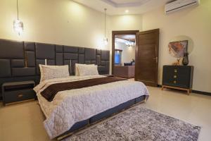 Ένα ή περισσότερα κρεβάτια σε δωμάτιο στο 2 Bed Ground/ Home Office