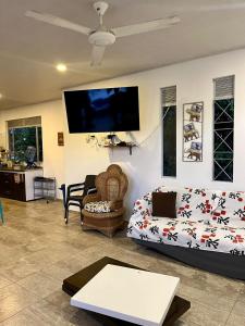 un soggiorno con divano e TV a schermo piatto di Santa Barbara a Melgar