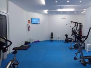 un gimnasio con varias bicicletas estáticas en una habitación en Apartamento Marina de roosvelt con piscina climatizada, en Punta del Este