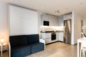 een woonkamer met een bank en een keuken bij E1 Rock View Studio10 -Hosted by Sweetstay in Gibraltar