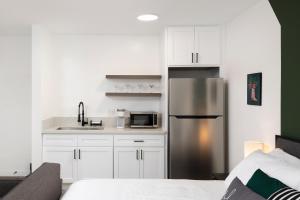 Dapur atau dapur kecil di Fenix Hotel Hollywood