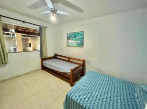 ein Schlafzimmer mit zwei Betten und einem Fenster in der Unterkunft Casa Frente Praia Búzios in Búzios + 21 Fotos