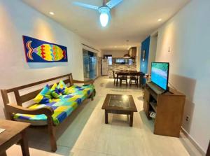 ein Wohnzimmer mit einem Bett und einem Flachbildfernseher in der Unterkunft Casa Frente Praia Búzios in Búzios