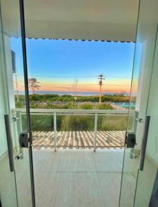 ein Blick auf das Meer vom Balkon eines Hauses in der Unterkunft Casa Frente Praia Búzios in Búzios