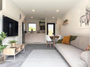 uma sala de estar com um sofá e uma mesa em CBD with Style and Luxury - Free Parking em Christchurch