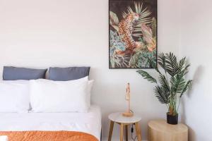 クライストチャーチにあるCBD with Style and Luxury - Free Parkingのベッドと壁に絵が飾られた寝室